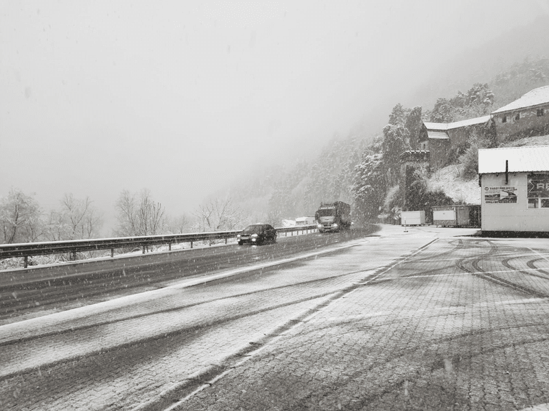 Ninge pe Valea Oltului. DN7, între ninsori și căderi de pietre, pe porțiunea dintre Sibiu și Vâlcea VIDEO