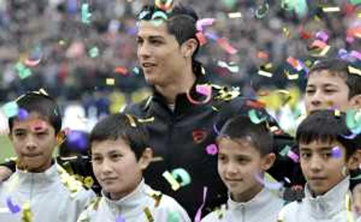 Cristiano Ronaldo i-a învățat pe copiii din Uzbekistan cum se joacă fotbal. 