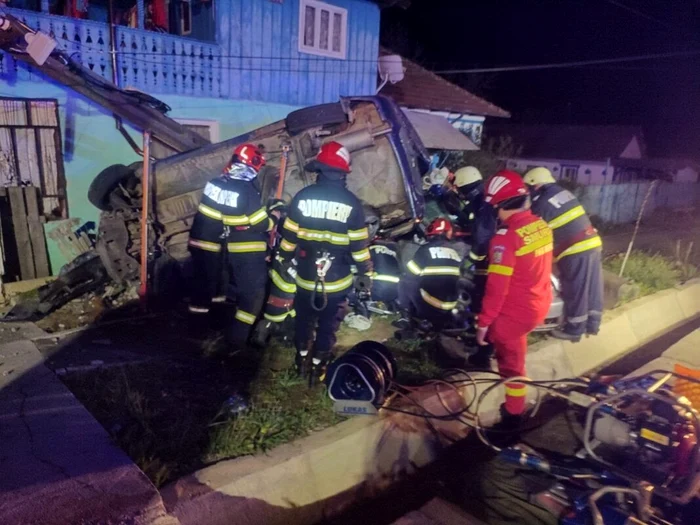 Accident grav în localitatea Drăgoești FOTO ISU Vâlcea