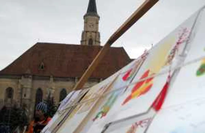 Mărţişoare din ceramică şi flori uscate se vând în Piaţa Unirii din Cluj
