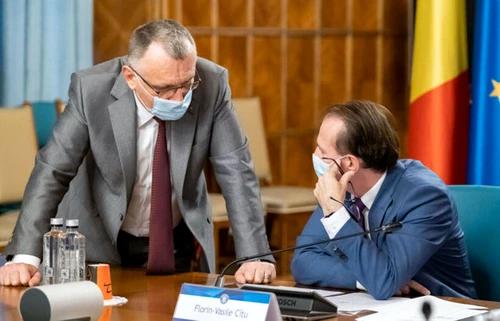 Sorin Cîmpeanu, ministrul Educației, și premierul Cîțu - discuții în ședința de Guvern pe tema începerii noului an școlarSursa foto: gov.ro