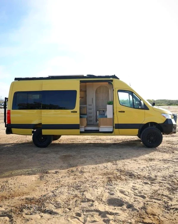 Vehiculul  este acum un  spaţiu de locuit