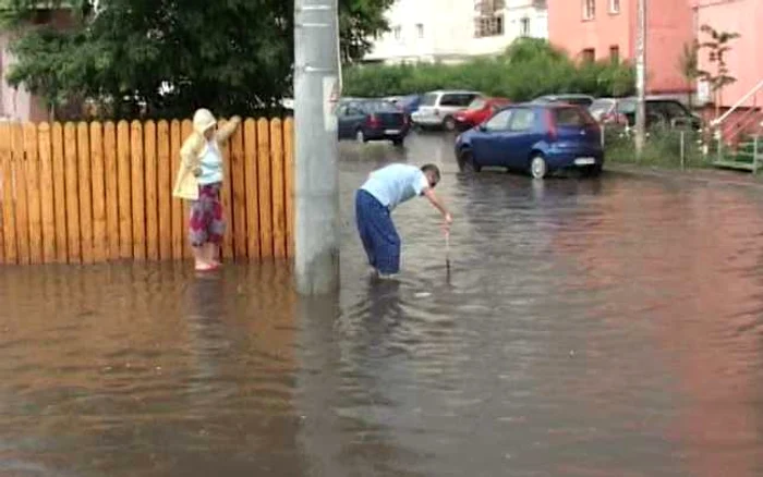 Mai multe străzi din Râmnicu Sărat au fost inundate