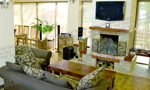 Cârcotaşul se implică  alături de  soţia sa şi  face tot posibilul să şi  răsfeţe oaspeţii de  la pensiune jpeg