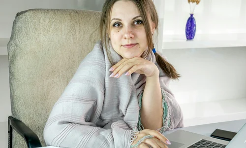 femeie tanara la birou(1) jpg