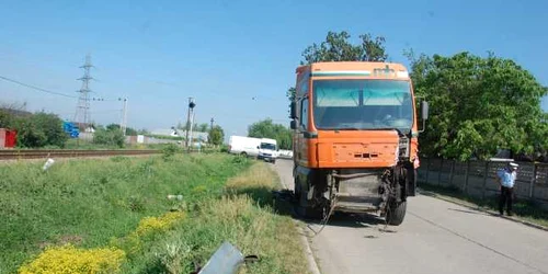 Doar TIR-ul a fost avariat în urma accidentului FOTO