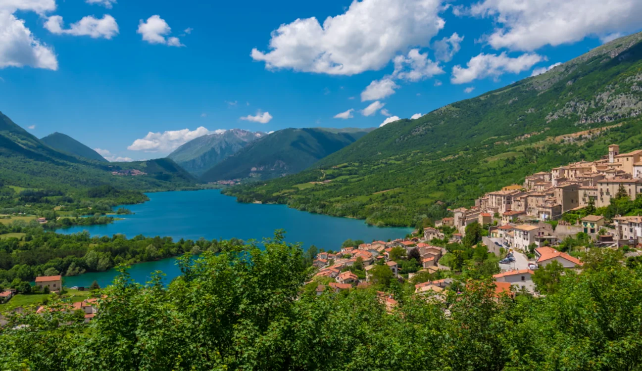Valea Sagittario din Abruzzo  Foto: Getty images