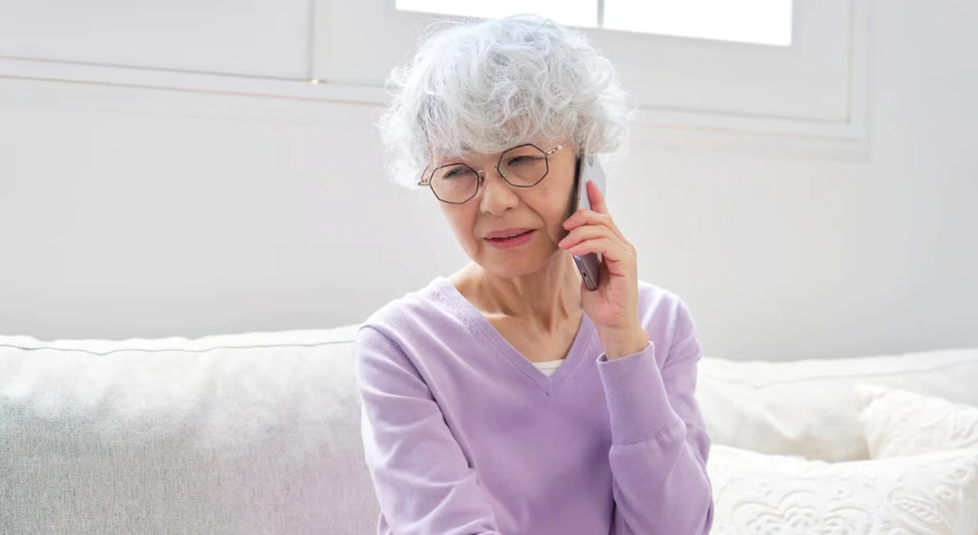 Femeia nu știe că fiul ei a decedat / foto: Shutterstock