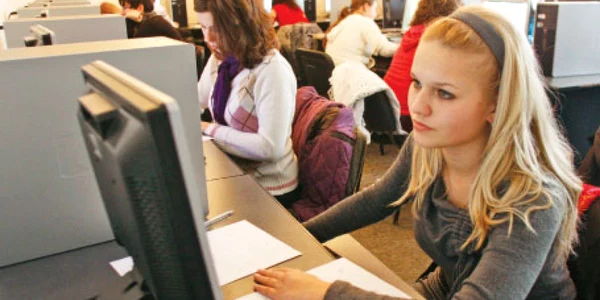 Instruiţi să folosească calculatorul (Foto Arhivă)
