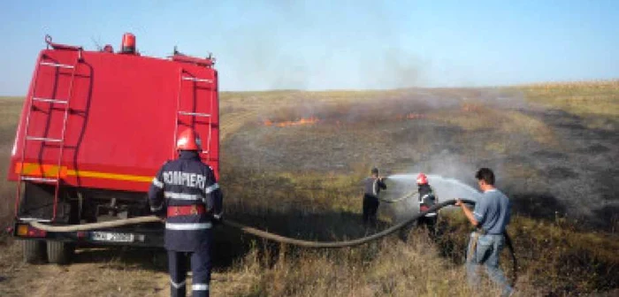 Ploieşti: Peste cinci hectare de vegetaţie uscată pârjolite în Prahova