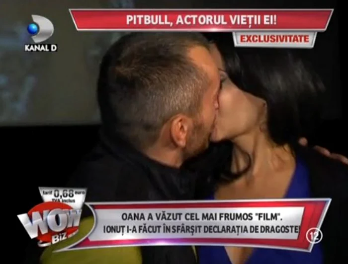 Cei doi s-au sărutat în faţa celor prezenţi în sala de cinematograf (captură: Kanal D)