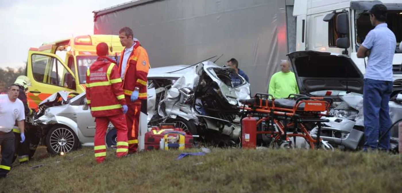 Vineri, trei români au murit, iar alţi 18 au fost răniţi în urma unui accident petrecut tot în Ungaria