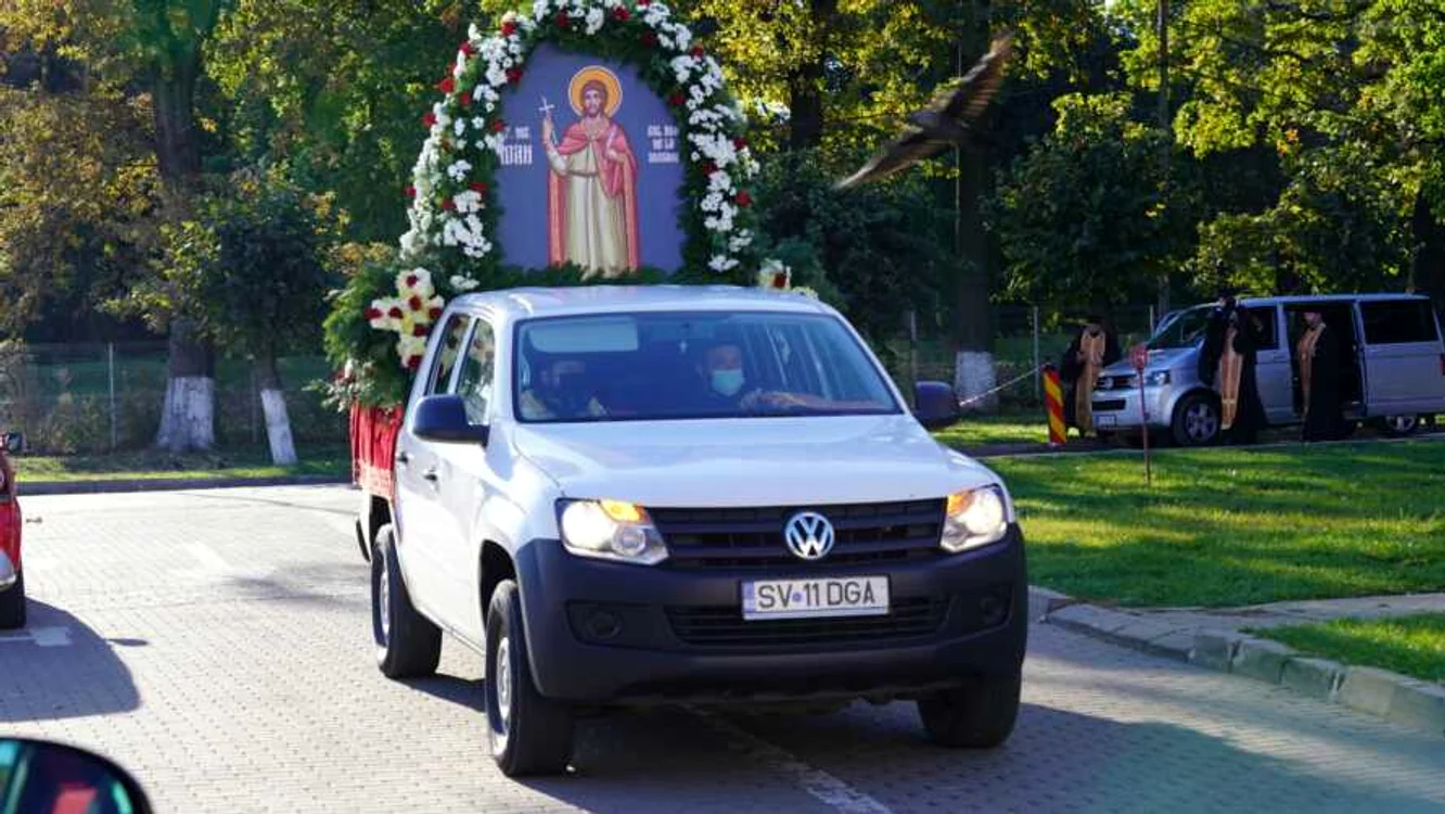 
    Moaștele Sf Ioan cel Nou au fost duse în fața spitalelor și așezămintelor medicale unde există pacienți COVID  