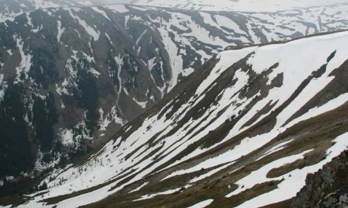 Ipoteză pentru inscripţia misterioasă pe care un alpinist a descoperit o în Munţii Ţarcu  La cercetări va lua parte şi un specialist american jpeg