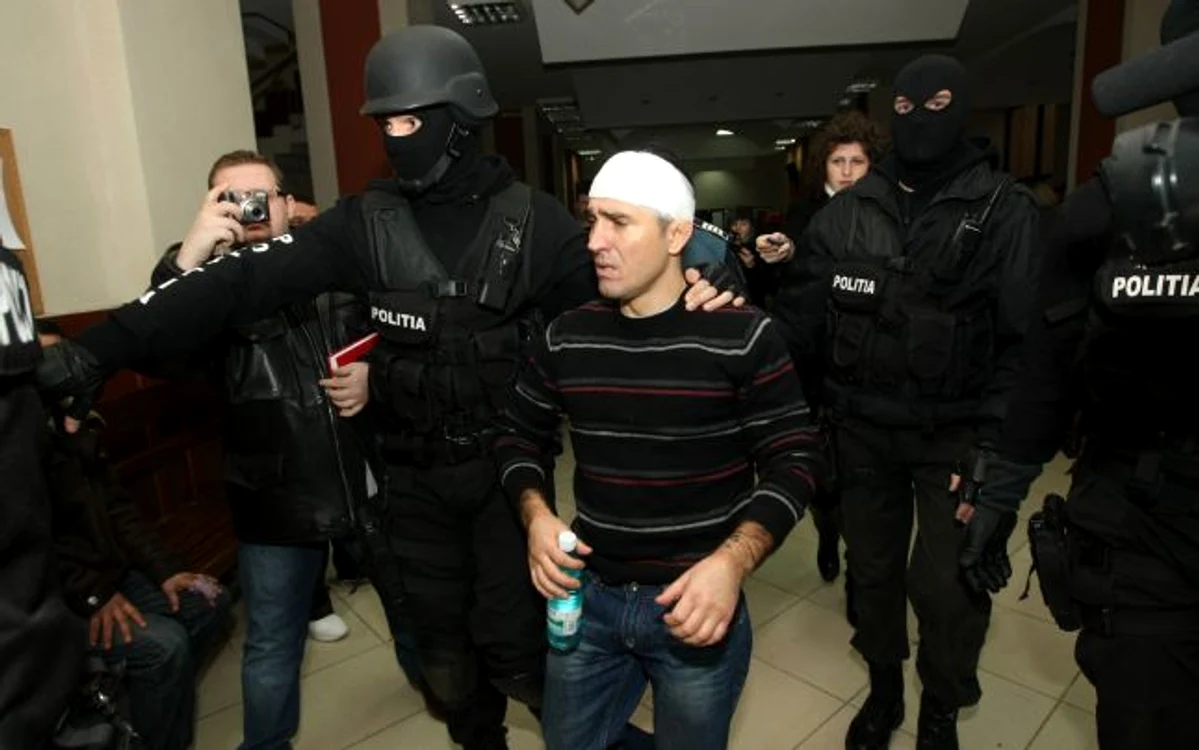 Costel Corduneanu a fost încadrat de mascaţi pe holurile Tribunalului