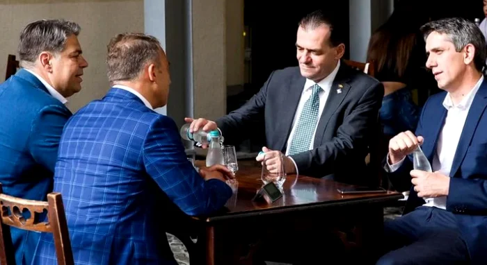 
    Ludovic Orban, la terasă în Centrul VechiFoto: Guvernul României  