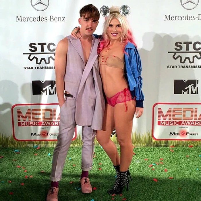 Aproape dezbrăcată