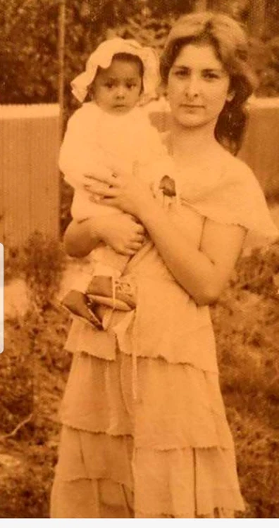 Laurette, în brațele mamei sale