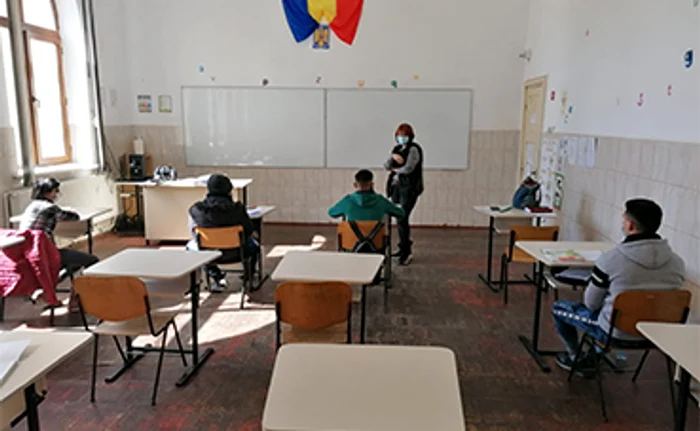 
    Mai întâi sunt predate literele de tiparFoto: adevarul.ro  