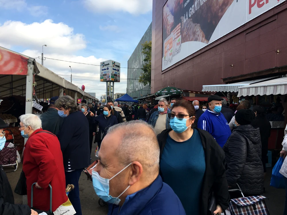 Mii de bucureșteni au luat cu asalt Piața Obor, după ce au auzit că „se închide”