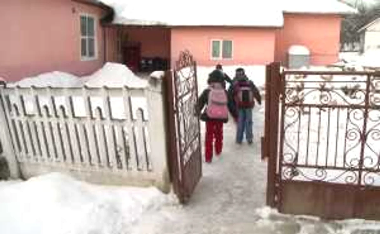 Aproape 400 de elevi clujeni stau mâine acasă