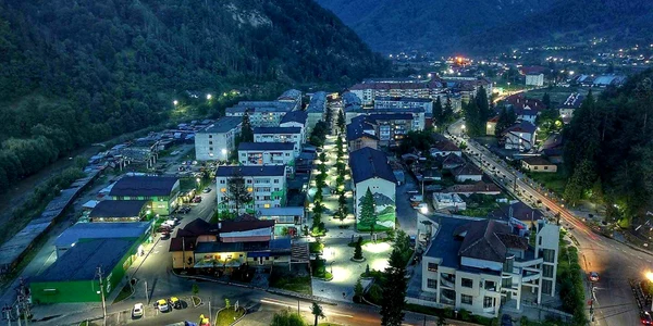 Brezoi Vâlcea de pe Valea Lotrului și panoramă aeriană asupra centrului civic Foto Robert Schell jpg