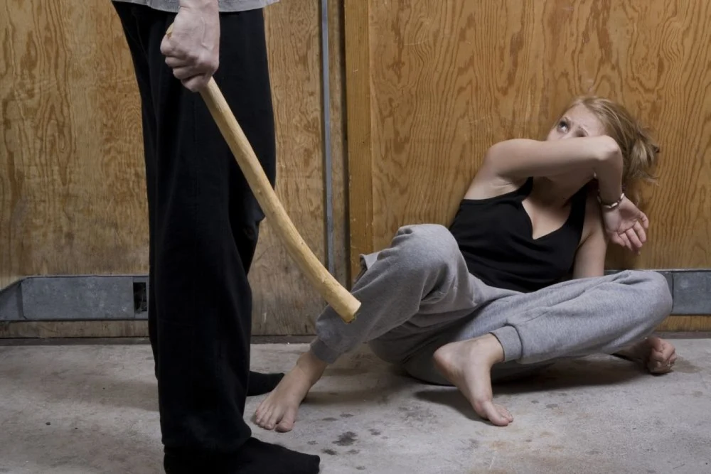 Un bărbat şi-a omorât soţia în bătaie în noaptea de Crăciun. A chemat apoi o asistentă medicală, dar pentru victimă era prea târziu