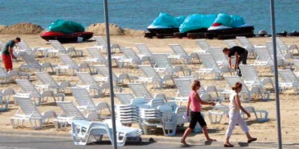 Prima zi de plajă la Schela Cladovei