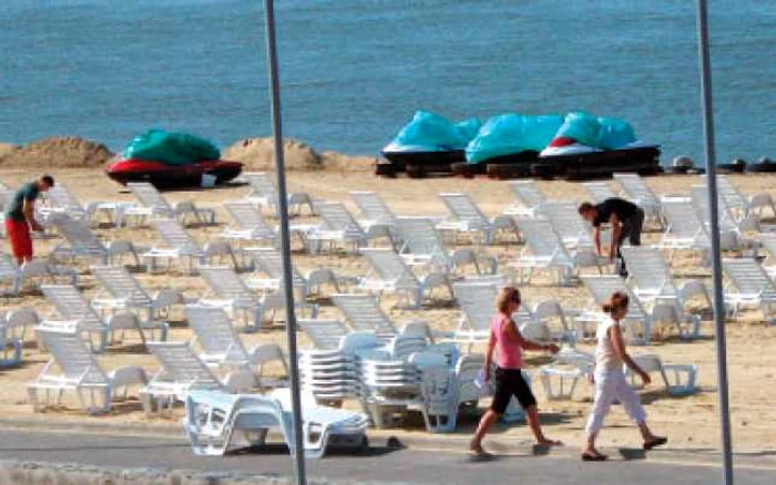 Prima zi de plajă la Schela Cladovei