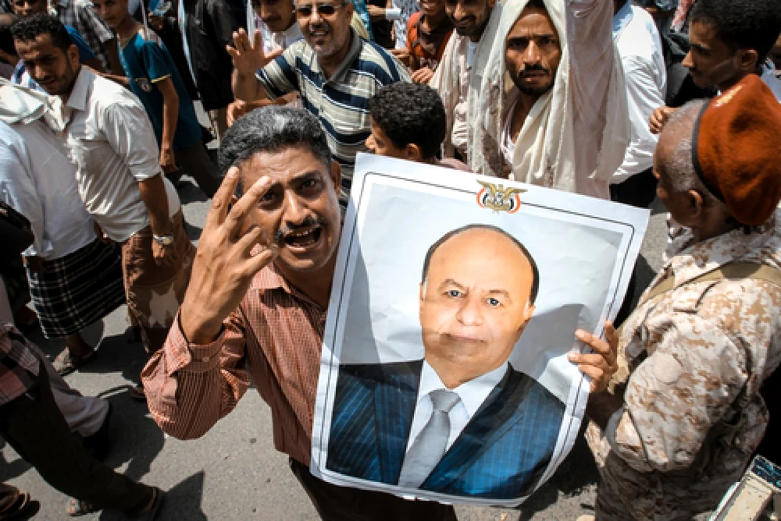 Foto: Shutterstock Un susţinător cu poza lui Abs Rabbo Mansour Hadj
