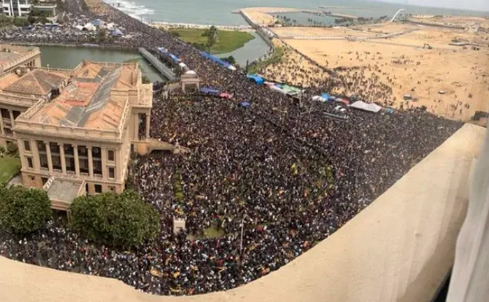 Protestatarii din Sri Lanka au patruns in casa presedintelui FOTO Twitter 