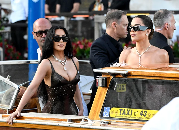 Surorile Kardashian, pe drumul spre ceremonie