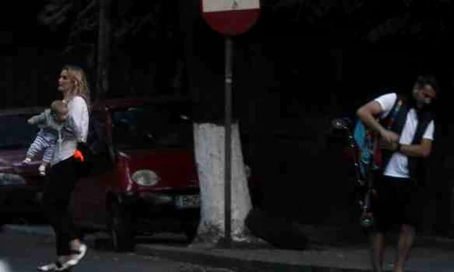Când au ajuns acasă, Ioana l a luat pe micuț în brațe, iar Ducu s a ocupat de munca mai "grea" jpeg