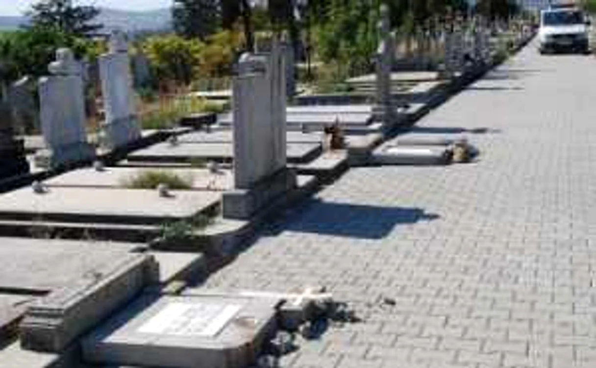 Poliţiştii au doi suspecţi de distrugerea crucilor şi monumentelor funerare din cimitirul din Bistriţa.