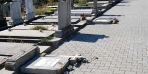 Poliţiştii au doi suspecţi de distrugerea crucilor şi monumentelor funerare din cimitirul din Bistriţa. 