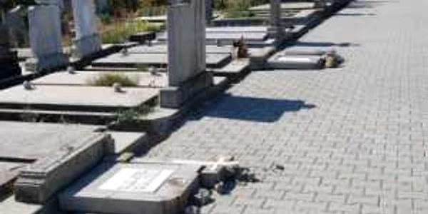 Poliţiştii au doi suspecţi de distrugerea crucilor şi monumentelor funerare din cimitirul din Bistriţa. 