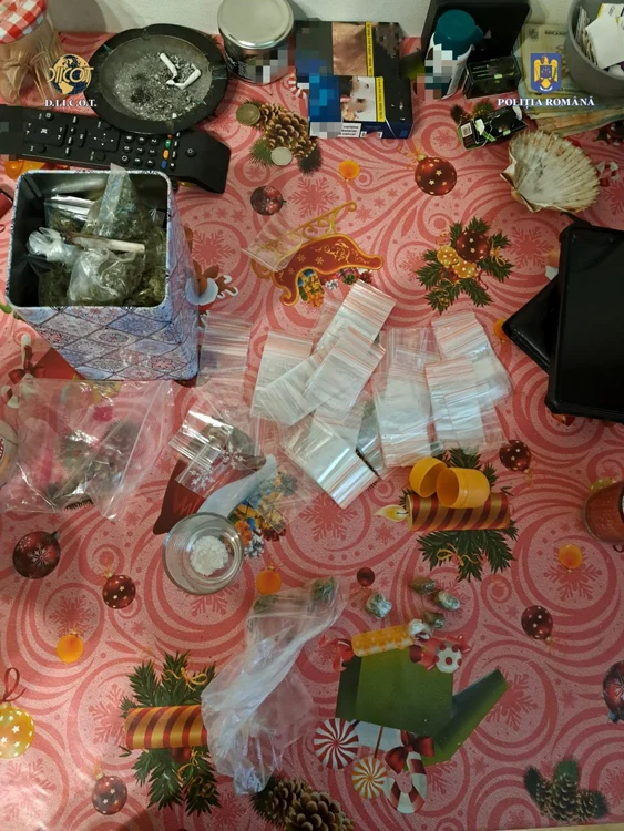 Polițiștii au găsit 180 de plicuri ce conține o substanță vegetală, posibil canabis FOTO DIICOT
