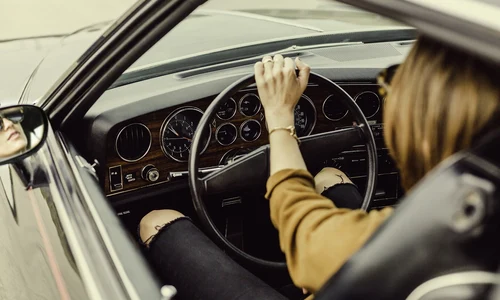 femeie la volan 2 jpg