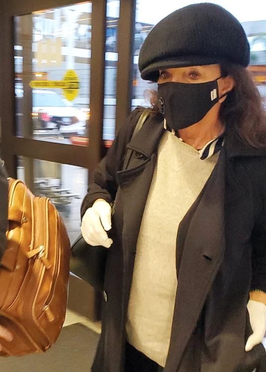 Joan Collins, 86 de ani, se ascunde de virusul mortal sub o mască uriaşă