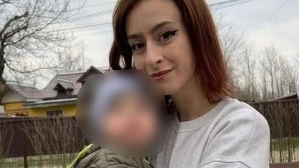 Femeia care şi-a aruncat copiii de la etajul I al unui hotel, arestată preventiv