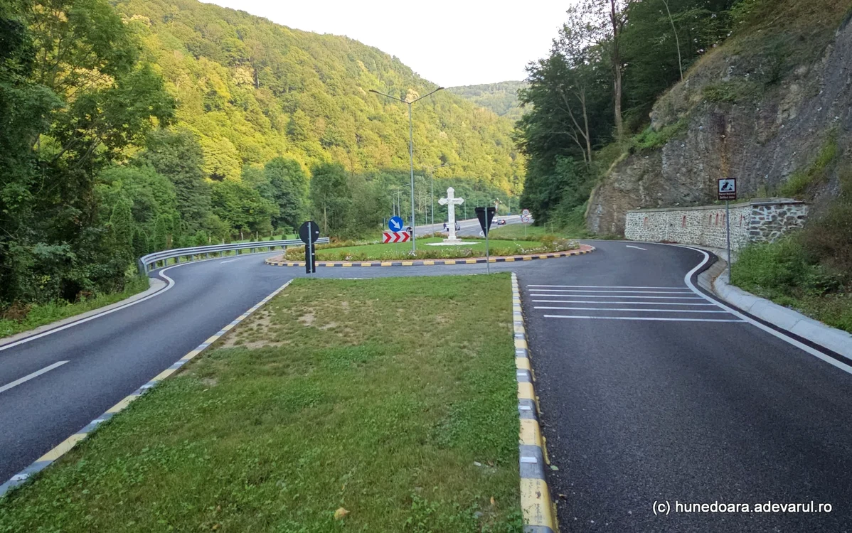 Sens giratoriu în apropiere de Mănăstirea Lainici. Foto: Daniel Guță