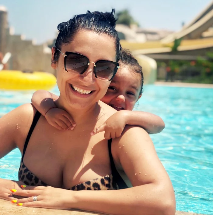 Andra și fiica ei, Eva, s-au bălăcit în piscină