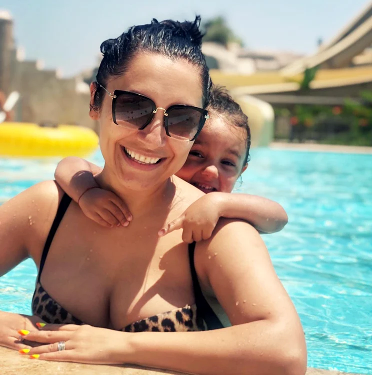 Andra și fiica ei, Eva, s-au bălăcit în piscină