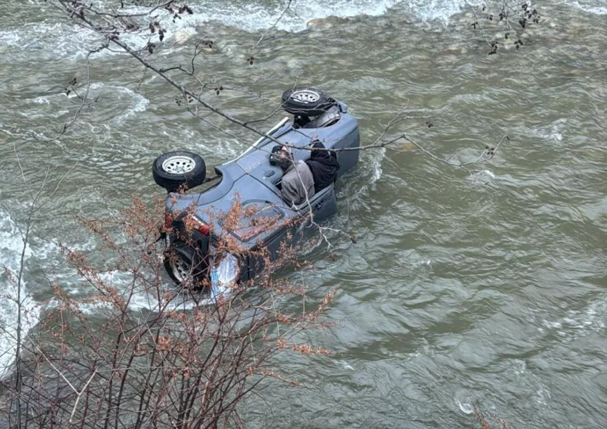 O mașină în care se aflau un preot și o măicuță s-a răsturnat în râul Jiu. Cum i-au găsit salvatorii