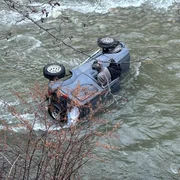 masina cazuta in raul Jiu goto gorjeanul png