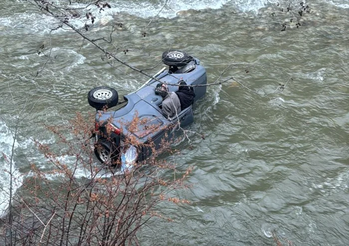 Mașina a plonjat în râu. FOTO ISU Gorj. Sursă Gorjeanul
