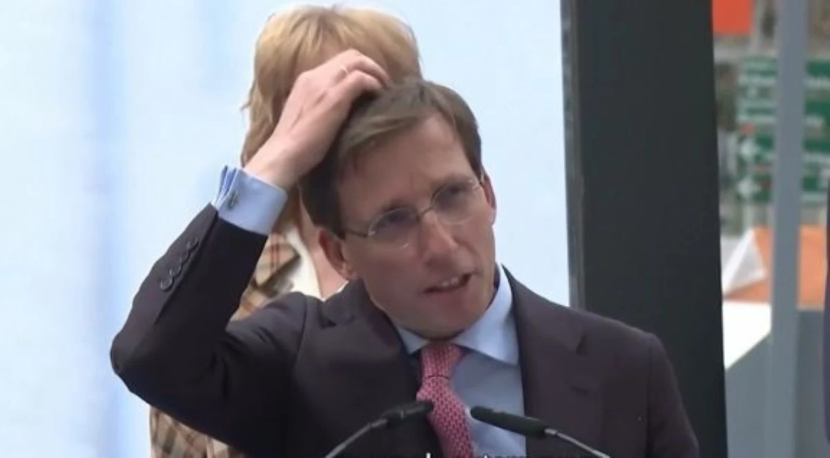 Imagini virale cu primarul Madridului, „lovit de noroc” în timpul unui discurs