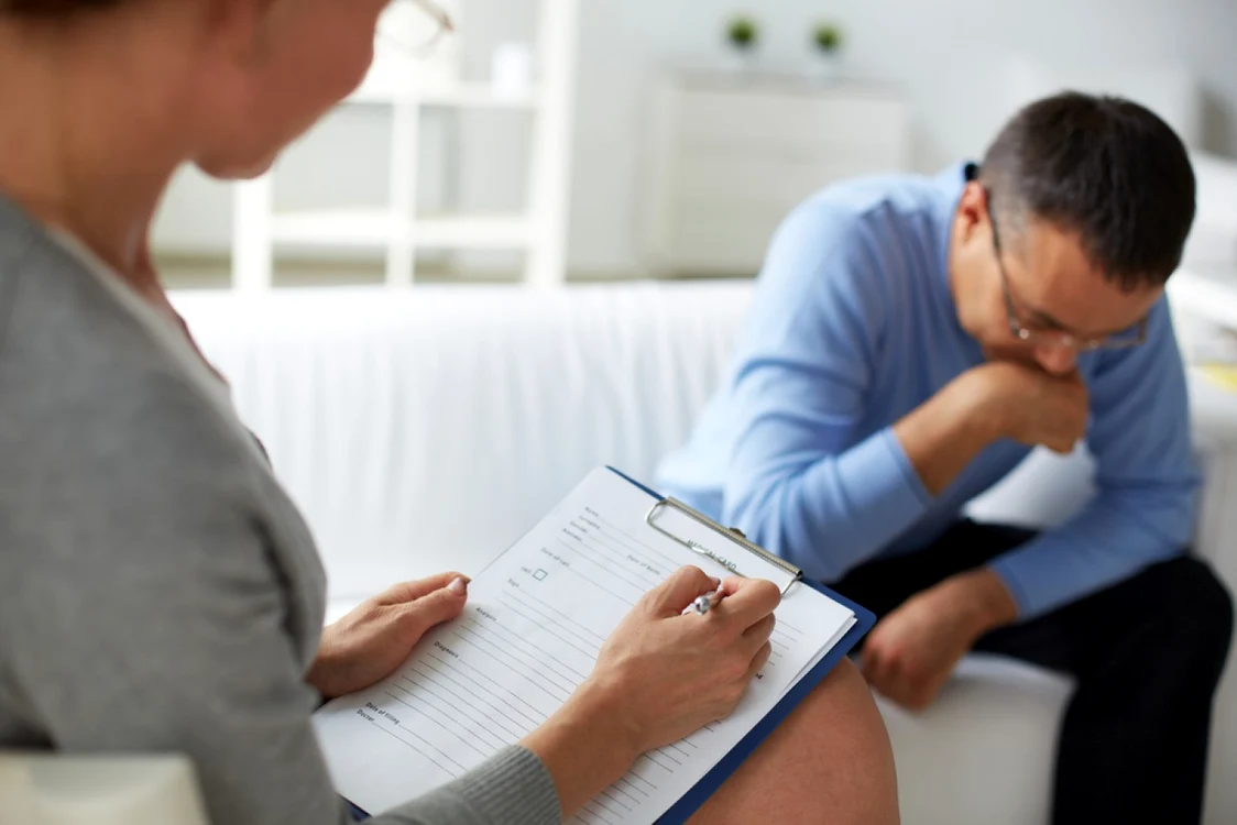 Specialiştii spun că cel mai greu lucru este să convingi o persoană paranoică să meargă la psiholog, sau, dacă este cazul, chiar la psihiatru. Foto: Shutterstock