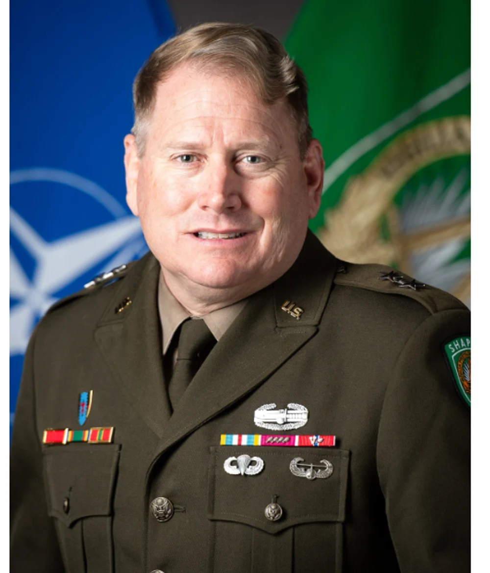 Nicușor Dan decorează un general american: ce merite extraordinare l-au adus în atenția României