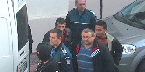 Poliţiştii acuzaţi de luare de mită au plecat de la Parchet vineri seara